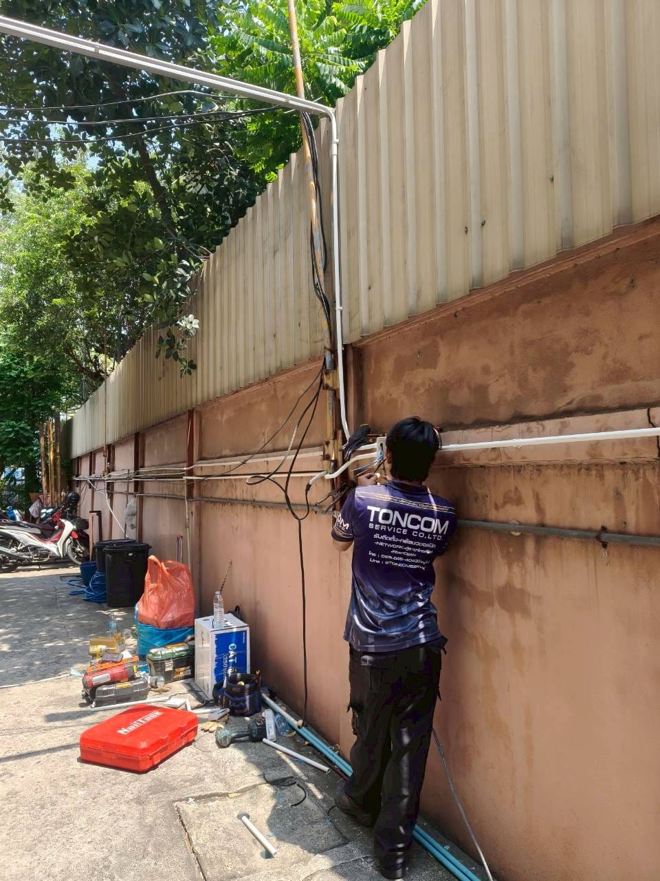 เดินสายตามแนวโครงหลังคา