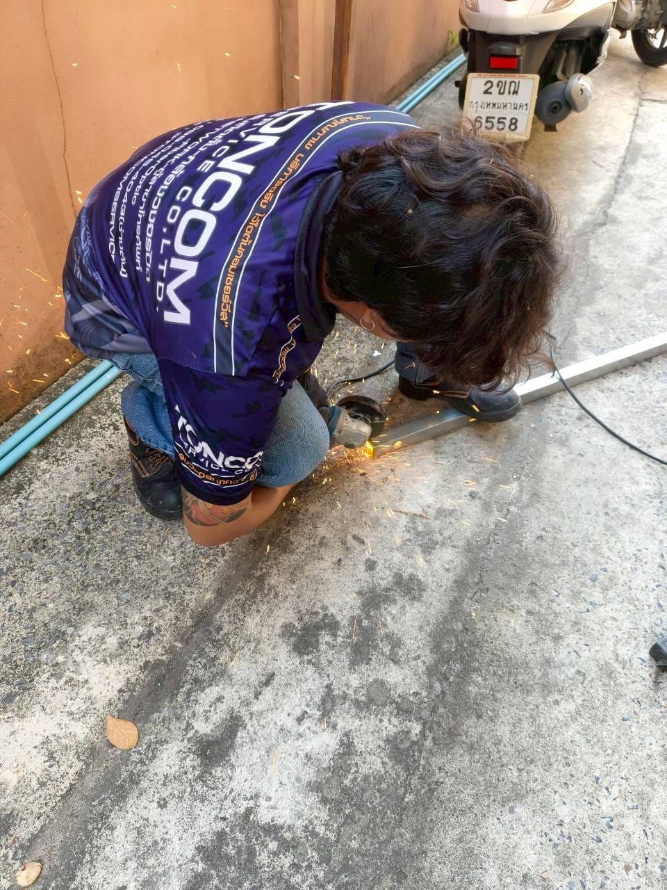 ติดตั้งกล่องควบคุมบนผนัง