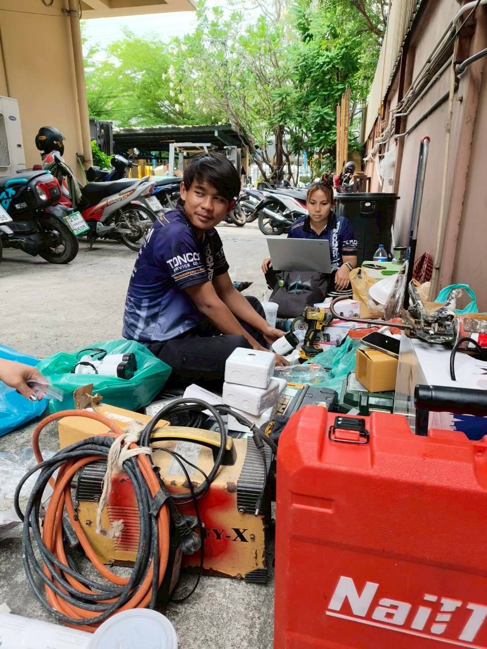 ติดตั้งเครื่องบันทึกและจอมอนิเตอร์