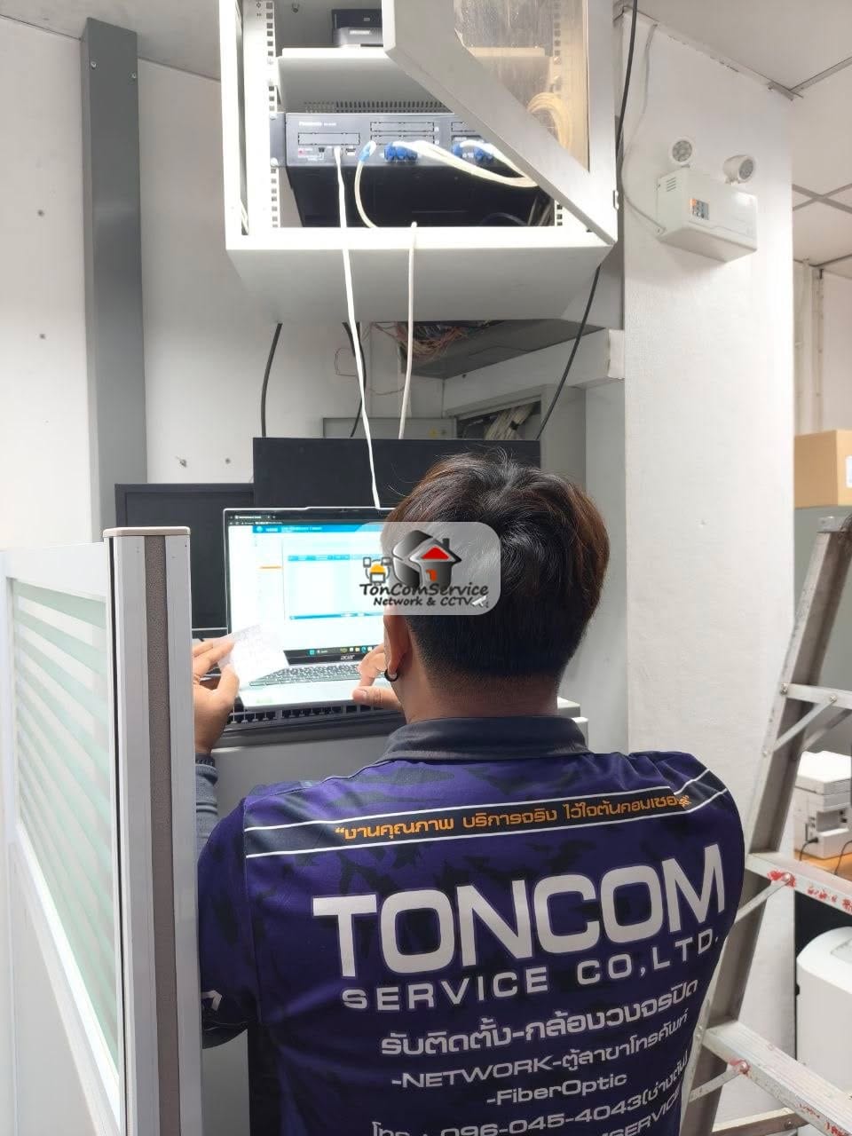 ช่างลงระบบให้เครื่องที่หน้างาน