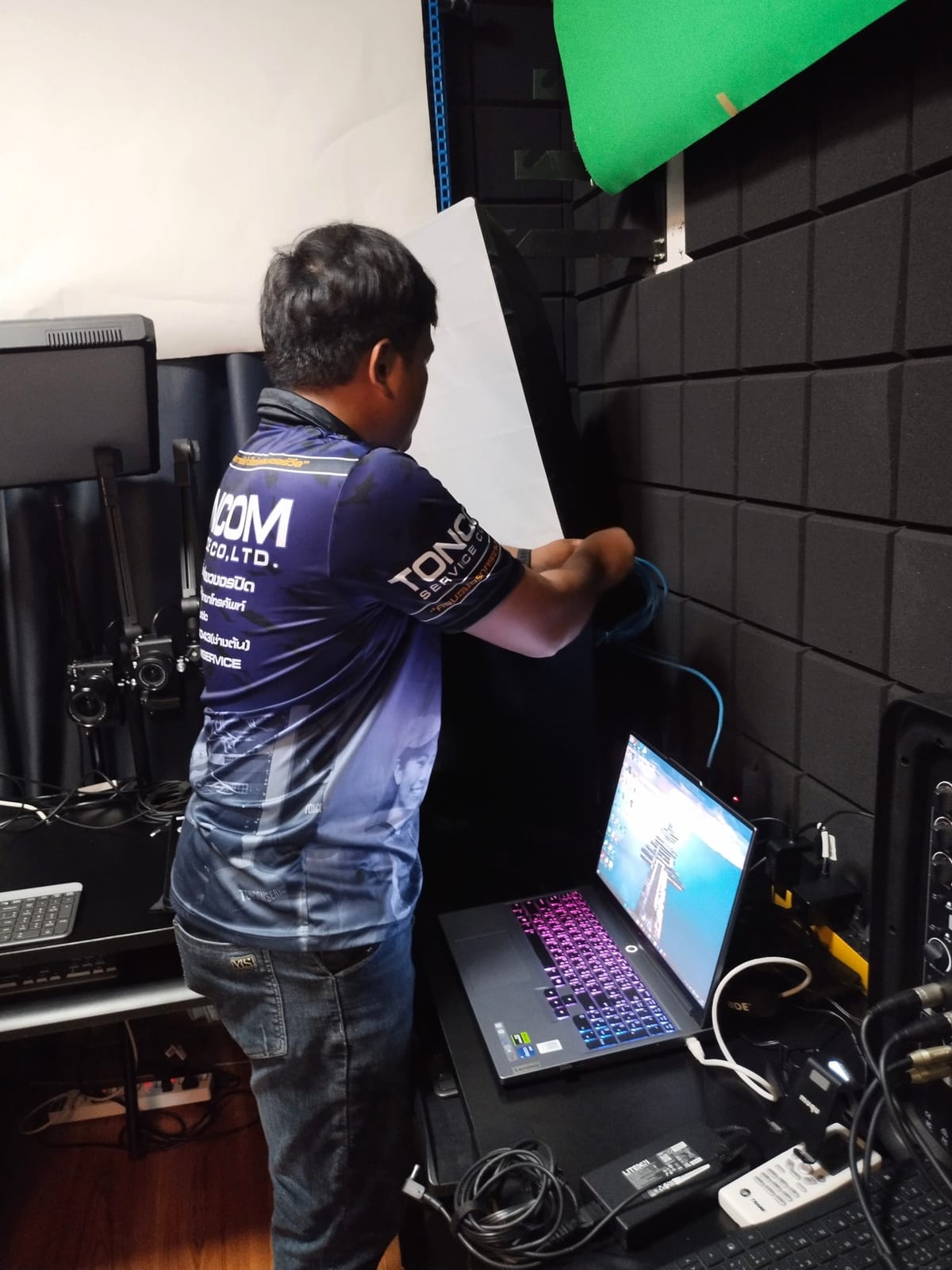 ตั้งค่าเครื่องและจอในห้องทำงาน