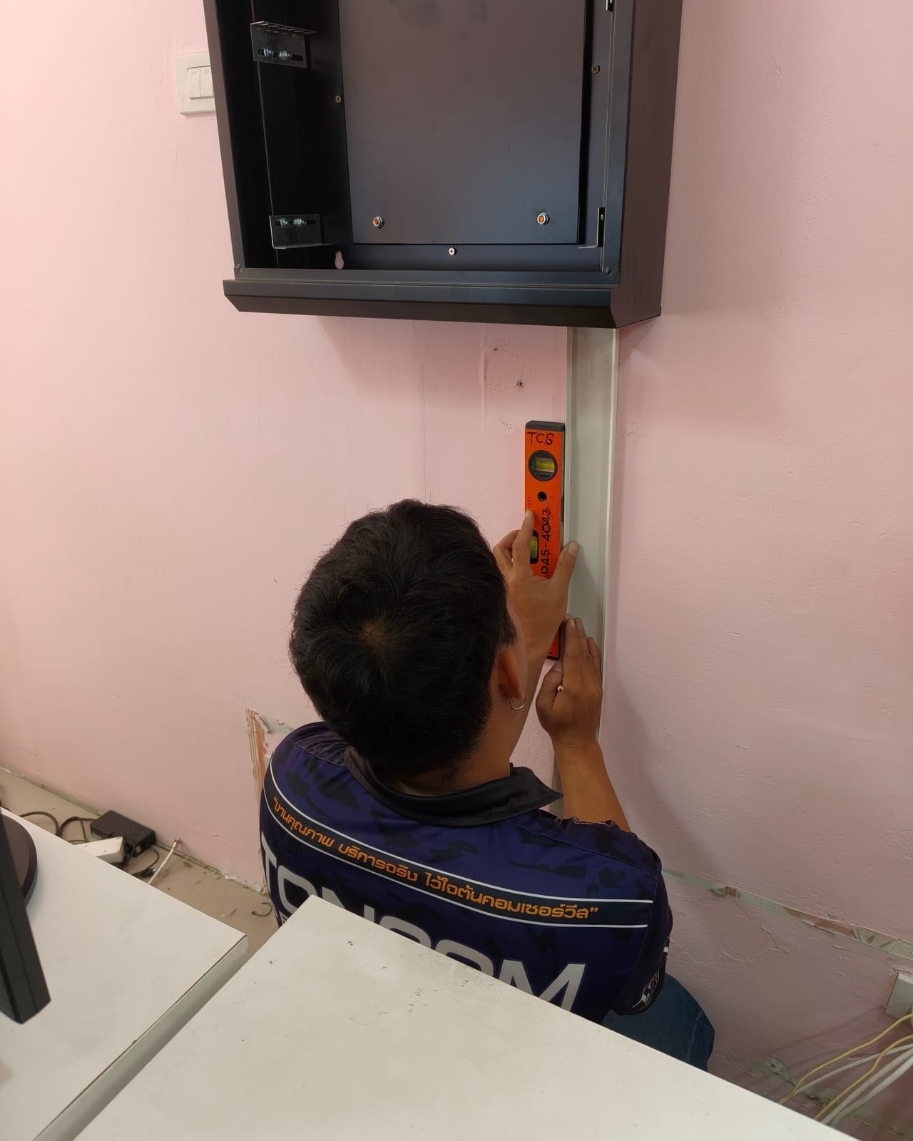 ยึดจอเข้ากับผนังให้เรียบร้อย