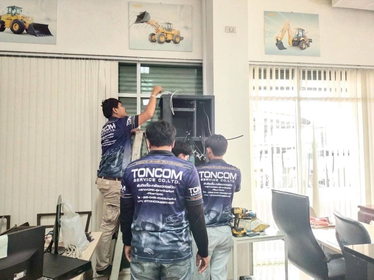 ติดตั้งจอเข้ากับผนังสำนักงาน