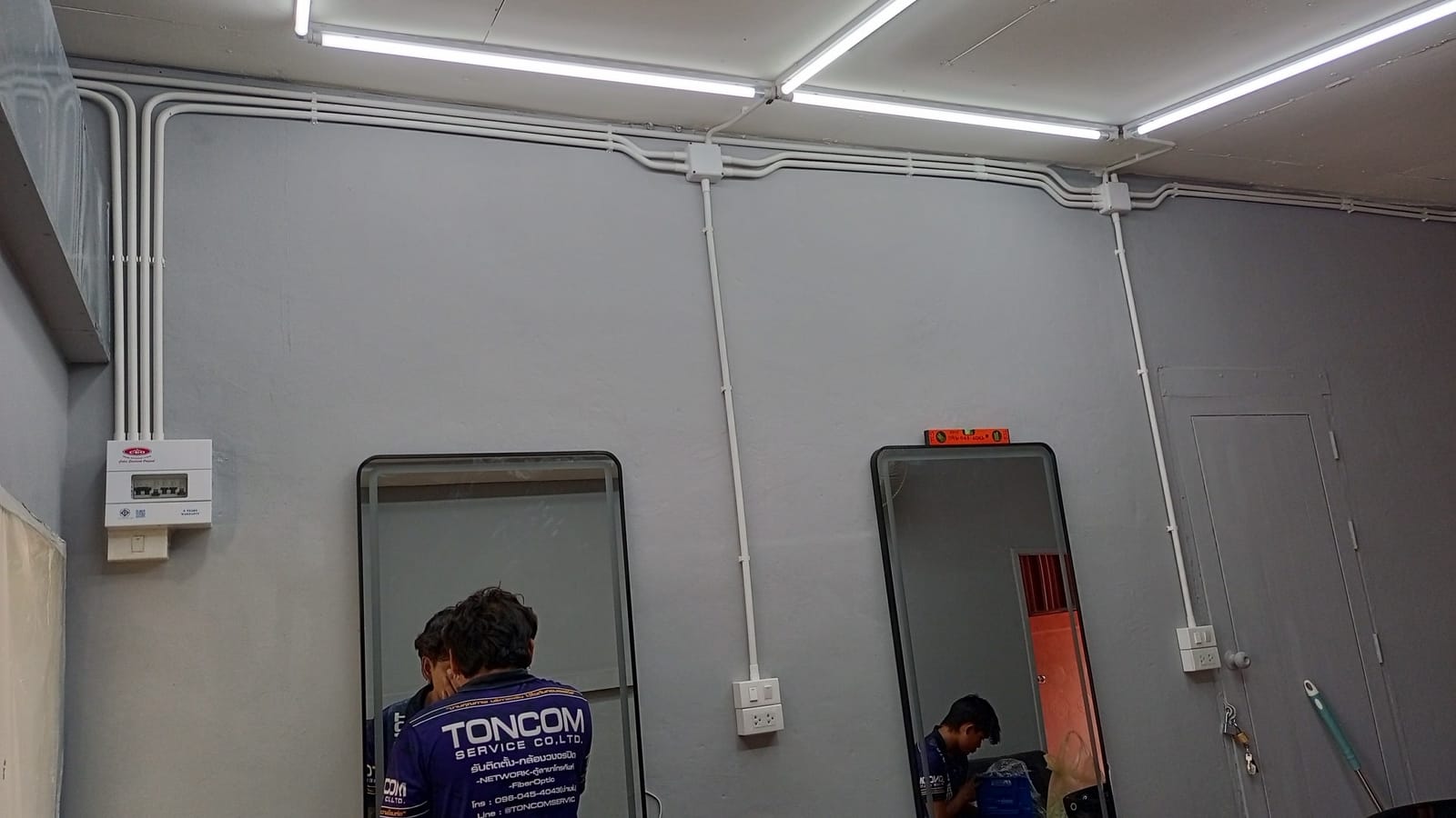 เดินท่อร้อยสายไฟตามแนวเพดาน