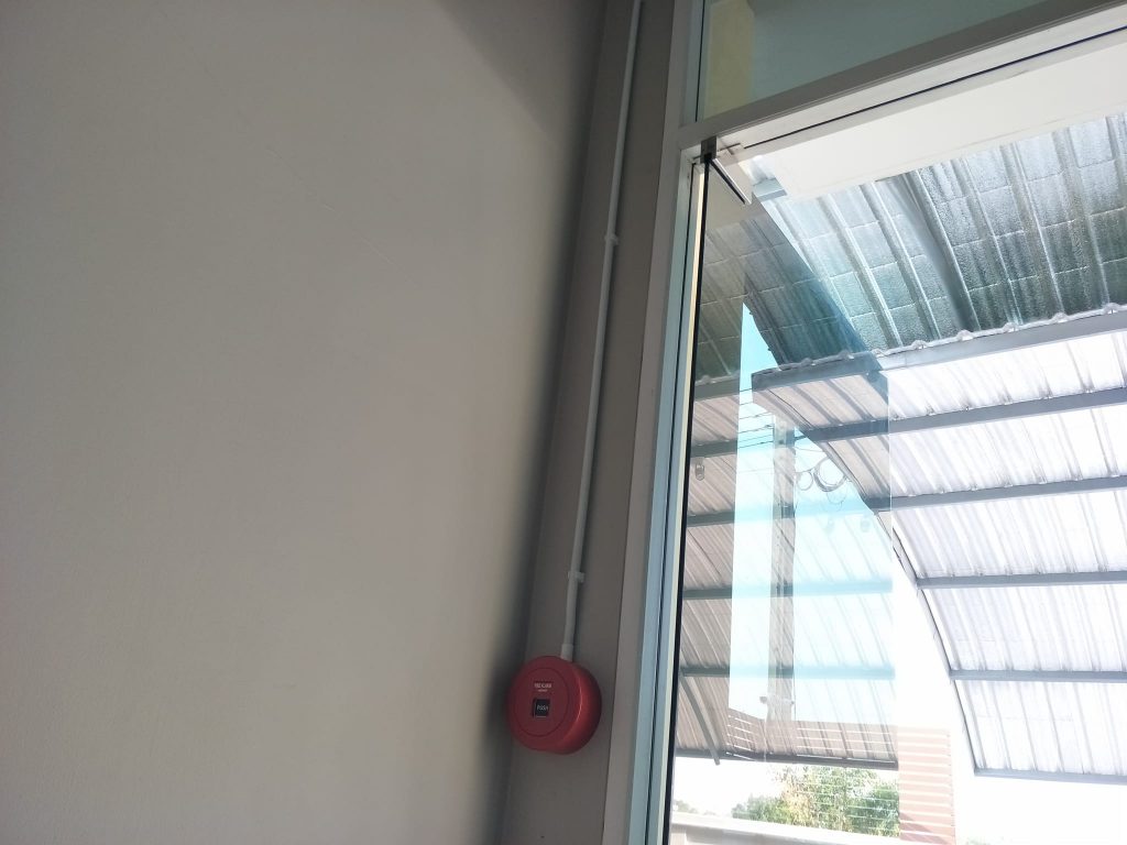 ระบบ Fire Alarm โรงงาน ประกอบด้วยอะไรบ้าง? ตู้ควบคุม อุปกรณ์ตรวจจับ และไฟฉุกเฉิน – ภาพหน้างานจริง 1